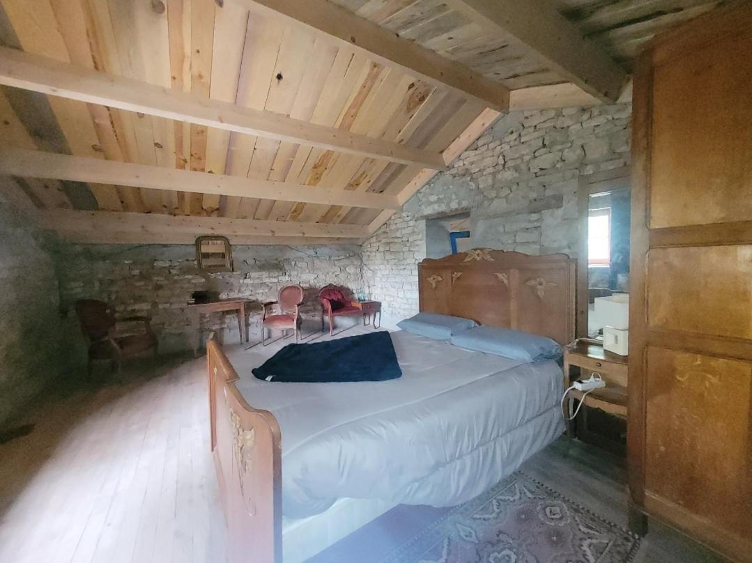 Nuit Insolite, Chambre Au Dessus D'Une Etable La Chapelle-Themer Exterior photo